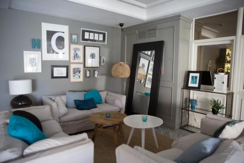 a living room with two couches and a table at Hotel Almirante in Alicante