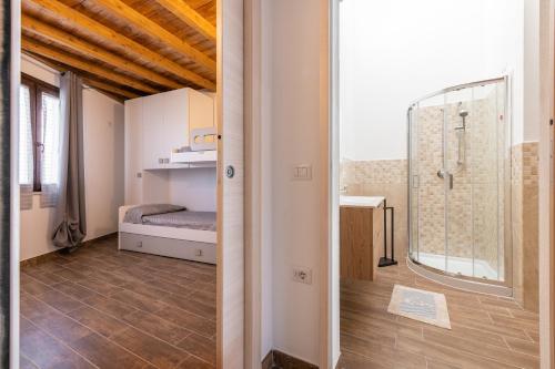 Habitación con baño con ducha y aseo. en Casa Giovanna, en San Giovanni Suergiu