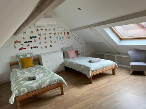 Posteľ alebo postele v izbe v ubytovaní Sublime Duplex Aux Portes De Disney Et Paris