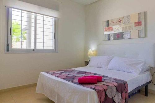 Postel nebo postele na pokoji v ubytování Bungalow Pink garden - Winter by the Sea