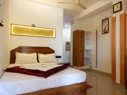 a bedroom with a bed in a room at Drizzle Valley Cottage in Munnar