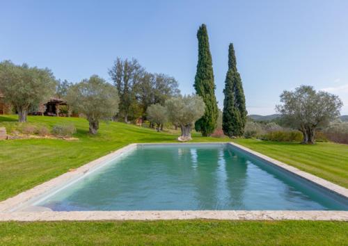 einen Pool in einem Garten mit Bäumen und Gras in der Unterkunft Finca Mas Gotas Costa Brava - BY EMERALD STAY in Vall-llobrega