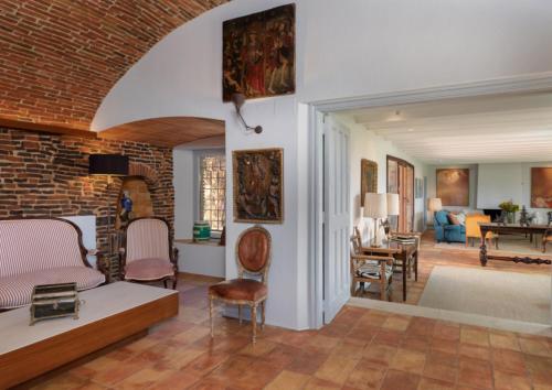 ein Wohnzimmer mit Ziegelwand in der Unterkunft Finca Mas Gotas Costa Brava - BY EMERALD STAY in Vall-llobrega