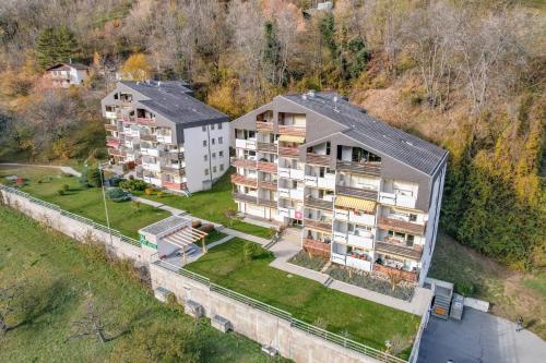 - une vue aérienne sur un immeuble situé sur une colline dans l'établissement Im Grünen B225, à Mörel