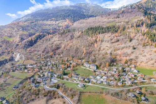 - une vue aérienne sur un village dans une montagne dans l'établissement Im Grünen B225, à Mörel