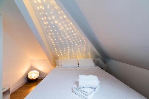 a bedroom with a bed with lights on the ceiling at Apartamento céntrico en Granada in Granada