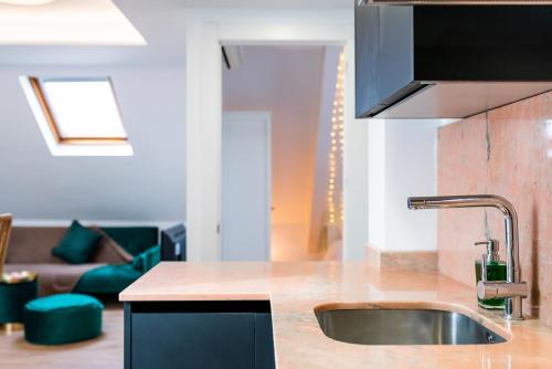 a kitchen with a sink and a living room at Apartamento céntrico en Granada in Granada