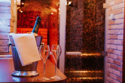 stół z kieliszkami i butelką wina w obiekcie Wellness Hotel Smaragd Piešťany w Pieszczanach