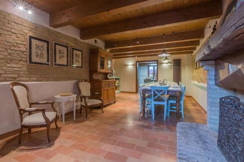 comedor con mesa azul y sillas en Villa Il Fiore e la Farfalla 14 en Pesaro