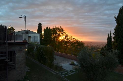 a view of the sunset from a house at Agriturismo Le Case di San Vivaldo in Montaione