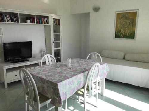 comedor con mesa, sillas y sofá en L' Ulivo Villa Nunzia, en Isquia