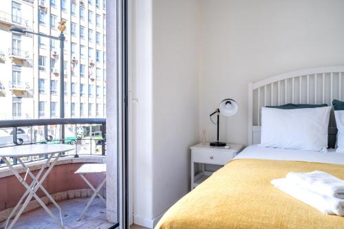 リスボンにあるAkicity Marques Pearl IIのベッドルーム(ベッド1台付)、バルコニーが備わります。