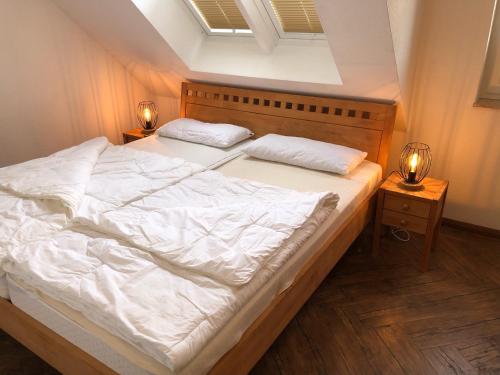 Postel nebo postele na pokoji v ubytování Fritz_Reuter_Str_Sonnenuhr_Wg_5