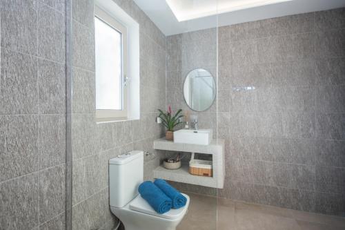 Et badeværelse på Spartia sea view Villa by "elite"