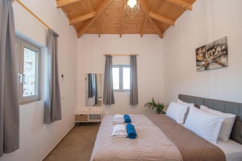 En eller flere senge i et værelse på Spartia sea view Villa by "elite"