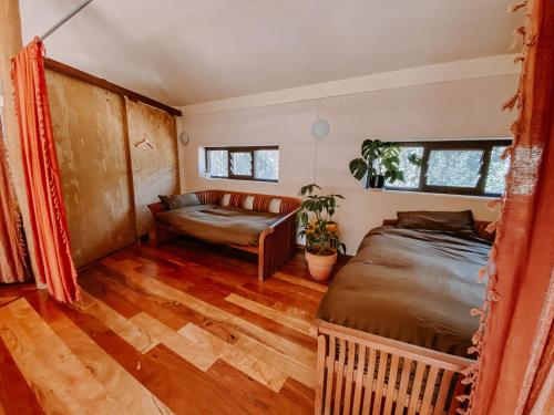 1 dormitorio con 1 cama y 1 sofá en Peaceful Eco-Stay in Osmington - the Meeting House, en Rosa Brook