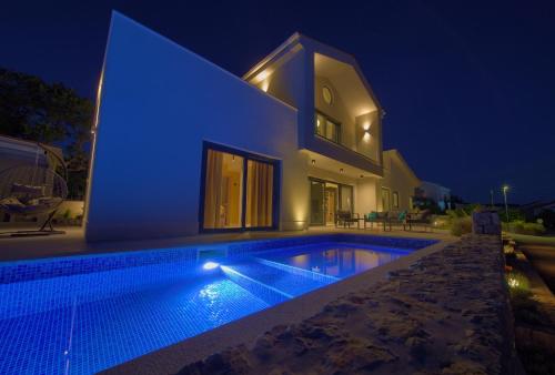 Fotografia z galérie ubytovania Villa SUNSET with private pool v destinácii Pinezici