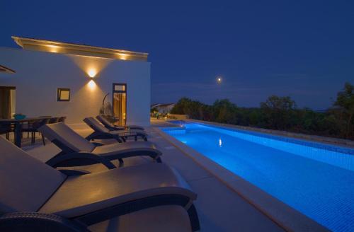 Fotografia z galérie ubytovania Villa SUNSET with private pool v destinácii Pinezici