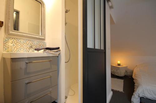 y baño con lavabo y espejo. en La Charbonnière, en Tracy-sur-Loire