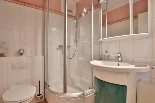 La salle de bains est pourvue d'une douche, d'un lavabo et de toilettes. dans l'établissement Wohnpark Niendorf Wohnpark Niendorf Appartement 05, à Niendorf