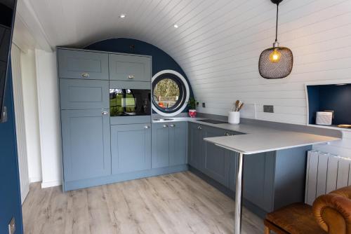 Dapur atau dapur kecil di Quarrywood Glamping