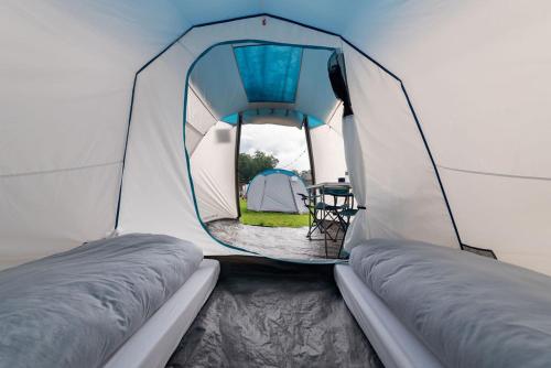 Cette tente comprend 2 lits et une table. dans l'établissement GPtents in SPA, à Spa