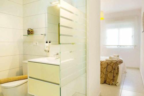 A bathroom at Apartamento Pink Vistabella