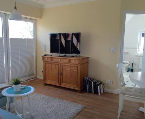 Televiisor ja/või meelelahutuskeskus majutusasutuses Historisches Stadthaus Norden Stadtperle Norden