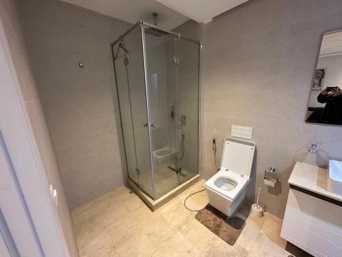 un baño con ducha y WC en Le LUXE EN BORD DE MER, en Tánger
