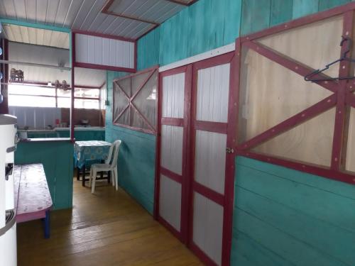 drzwi stodoły w kuchni ze stołem w obiekcie Hostal tachiwa w mieście Puerto Nariño