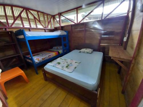 Mały pokój z łóżkiem piętrowym i drabiną w obiekcie Hostal tachiwa w mieście Puerto Nariño