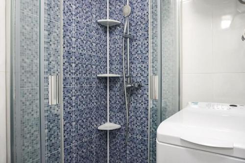 bagno con doccia in vetro e servizi igienici di Blue Batayola Pool a Candelaria
