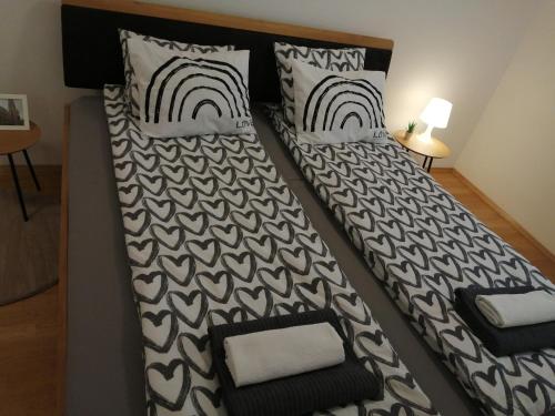 1 Schlafzimmer mit 2 Betten und Kissen in der Unterkunft Apartment Tesla in Wien