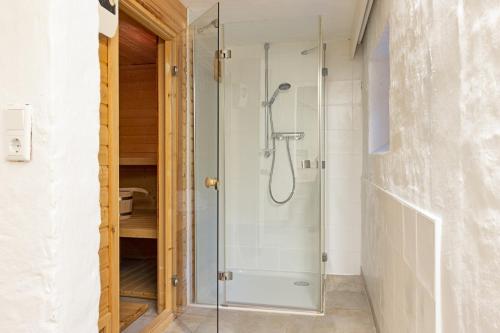 a shower with a glass door in a bathroom at Austernfischer in List