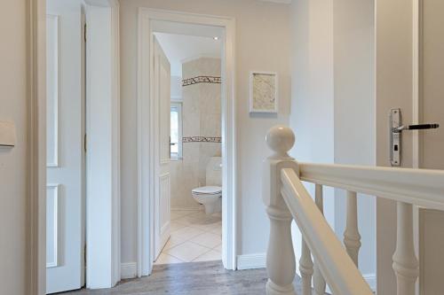 a white hallway with a toilet in a bathroom at Fischers Koje in List