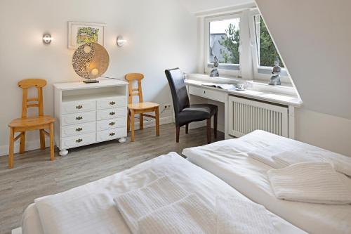 a bedroom with a bed and a sink and a desk at Fischers Koje in List