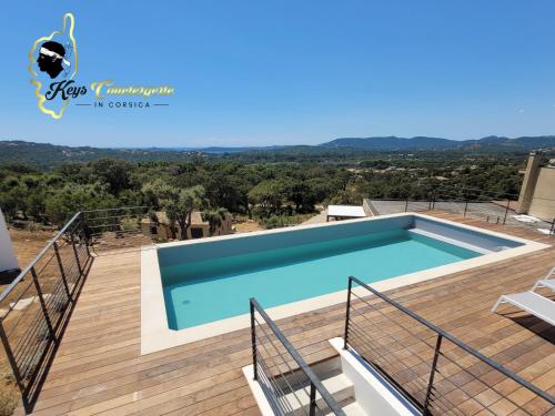 eine Villa mit einem Pool und einer Terrasse in der Unterkunft Casa Balancinu Vue panoramique sur montagne et Mer Piscine Privée in Sainte-Lucie de Porto-Vecchio