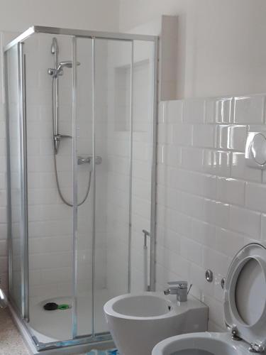 La salle de bains est pourvue d'une douche, de toilettes et d'un lavabo. dans l'établissement quercia grande, à Casoli