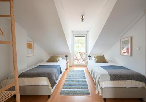 Bright Apt w Balcony, AC, Parking, By TimeCooler
