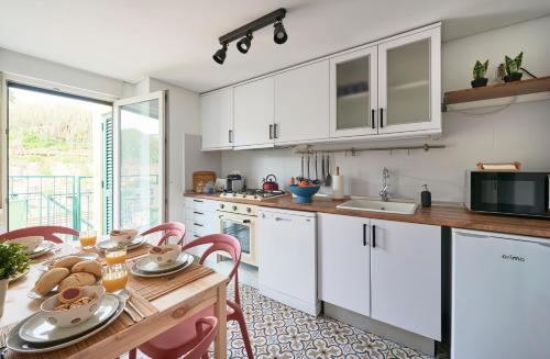 Bright Apt w Balcony, AC, Parking, By TimeCooler