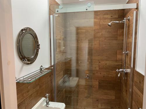Bilik mandi di Luxury Studio Cottage at Foot of Yorkshire Wolds