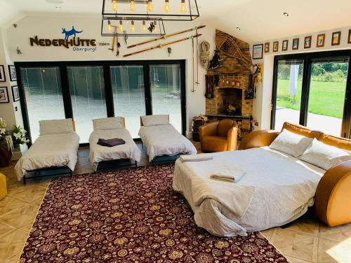 Ruang duduk di Luxury Studio Cottage at Foot of Yorkshire Wolds