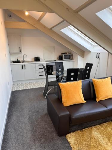 sala de estar con sofá y cocina en City Blessed Apartment 4 with free parking, en North Shields