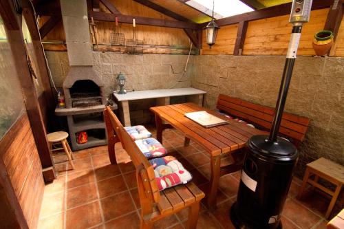 Habitación con mesa, bancos y horno. en Ubytování Edita en Boží Dar