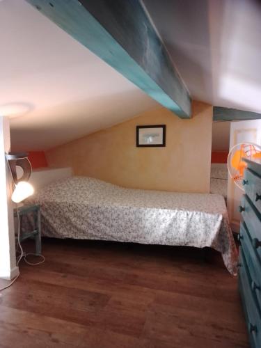 une chambre avec un lit dans un grenier dans l'établissement De la couleur aux Marquises, à La Londe-les-Maures