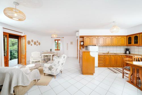 Η κουζίνα ή μικρή κουζίνα στο Dalgiannaki Home