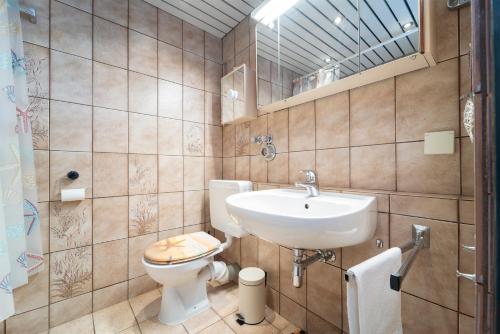 ein Bad mit einem WC und einem Waschbecken in der Unterkunft Berolina Wohnung 315 in Dahme