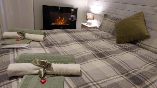 B&B Villa S Anna Hospitality Solutions في Arquata Scrivia: غرفة نوم بسرير وفوط وموقد