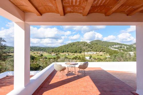 d'une terrasse sur le toit avec une table et des chaises. dans l'établissement Oasis Living Villa Can Ramon, à Cala Llonga
