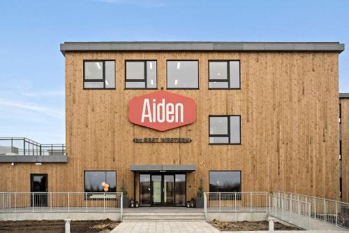 un bâtiment en briques avec un panneau alpha dans l'établissement Aiden by Best Western Herning, à Herning